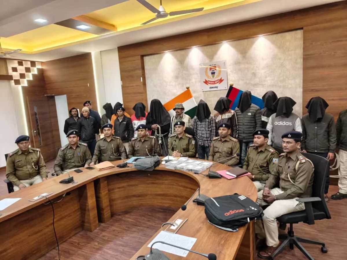 झारखंड : रामगढ़ में कारोबारियों से रंगदारी वसूलने वाले दो गिरोहों के 13 आरोपी गिरफ्तार झारखंड : रामगढ़ में कारोबारियों से रंगदारी वसूलने वाले दो गिरोहों के 13 आरोपी गिरफ्तार